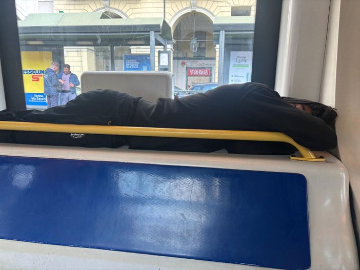 Un uomo dorme sul 4, sdraiato Un uomo dorme sul 4, sdraiato