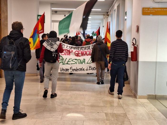 Il Poli si schiera: "Gaza, sdegno per il continuo massacro". E i medici solidarizzano con un lenzuolo: "I bimbi vittime sono nostri figli" Il Poli si schiera: "Gaza, sdegno per il continuo massacro". E i medici solidarizzano con un lenzuolo: "I bimbi vittime sono nostri figli"