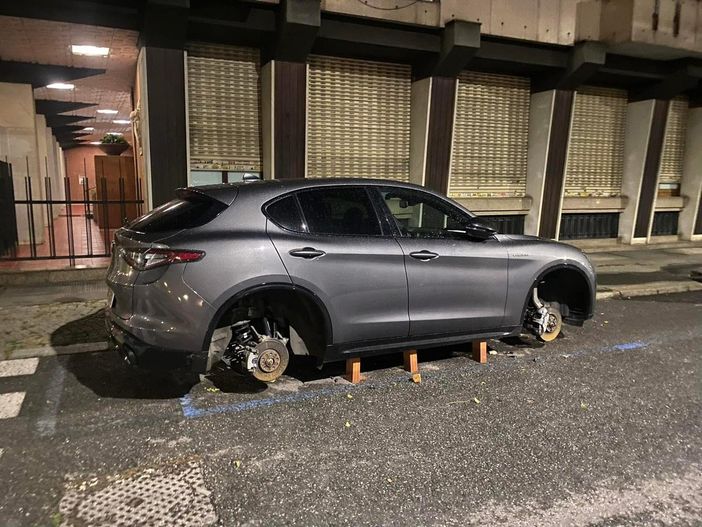 Foto d'archivio di una Tonale depredata degli pneumatici