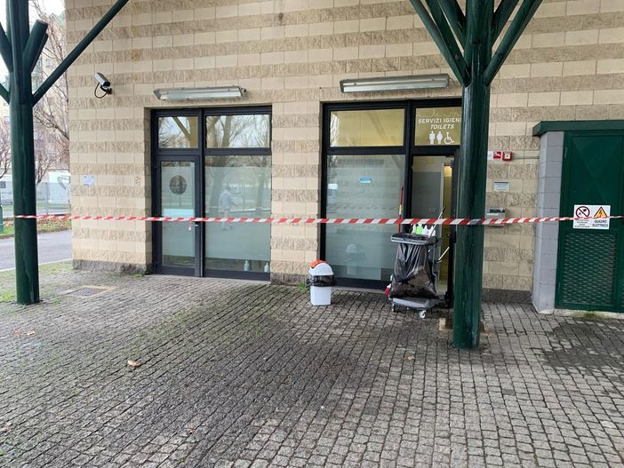 Ennesima scorribanda al parcheggio Caio Mario, vandalizzati gli uffici