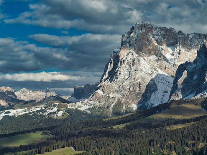 Castelrotto: una meta ideale per una pausa estiva tra borghi incantevoli, sentieri e cultura alpina