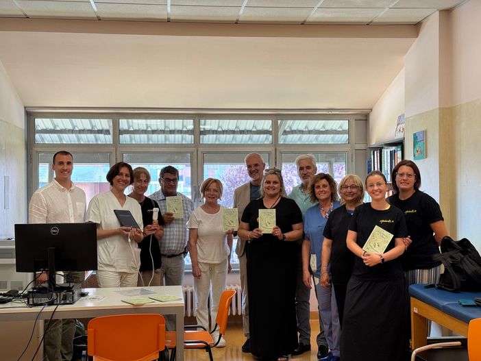 La consegna della sonda all'ospedale di Carmagnola