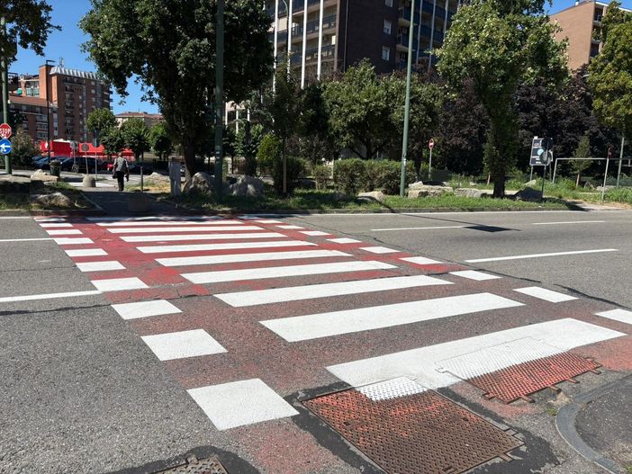 Corso Cosenza si rifà il look: nuova segnaletica per ciclabile e attraversamenti Corso Cosenza si rifà il look: nuova segnaletica per ciclabile e attraversamenti