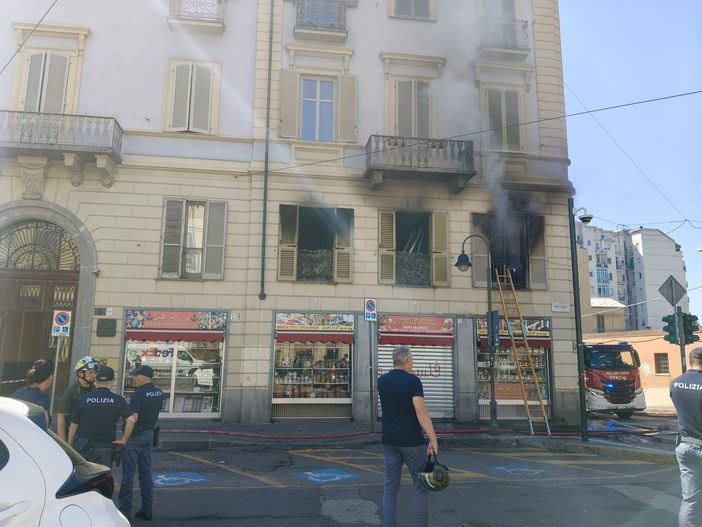 Incendio nel cuore di Porta Palazzo: fiamme distruggono alloggio Incendio nel cuore di Porta Palazzo: fiamme distruggono alloggio