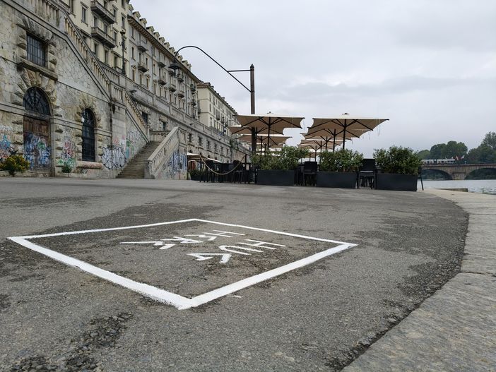 Ai Murazzi è comparso uno spazio per gli abbracci Ai Murazzi è comparso uno spazio per gli abbracci