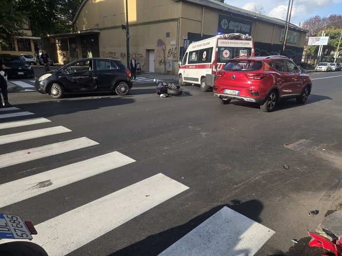 Scontro tra auto e moto in Corso Casale: traffico rallentato
