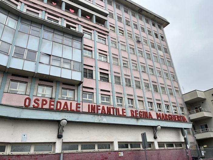 Bambino di cinque anni cade dal balcone in corso Taranto: è grave
