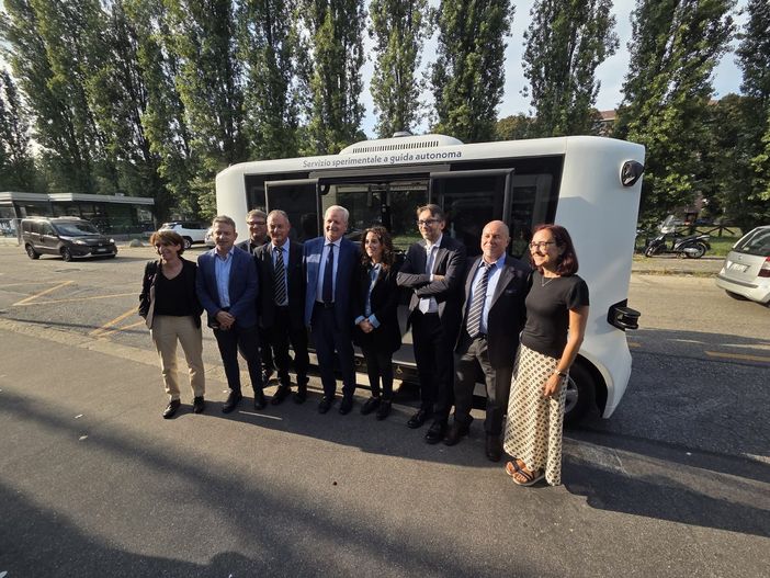 Bus a guida autonoma pronto a partire con passeggeri (e autisti) a bordo