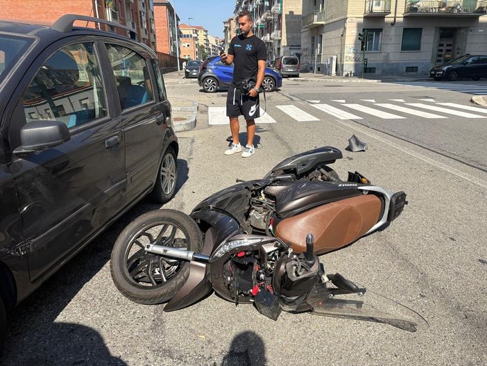 Incidente in via Candiolo: coinvolto uno scooter e un'automobile più due vetture parcheggiate Incidente in via Candiolo: coinvolto uno scooter e un'automobile più due vetture parcheggiate