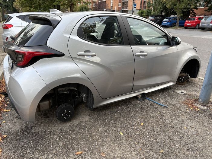 Ladri in azione davanti al Palavela, rubate le gomme a una Yaris Ladri in azione davanti al Palavela, rubate le gomme a una Yaris
