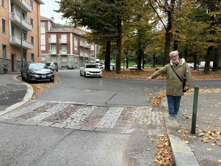 Il consigliere Moiso indica i dossi danneggiati Il consigliere Moiso indica i dossi danneggiati