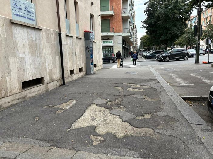 Le condizioni dei marciapiedi di via Borgaro