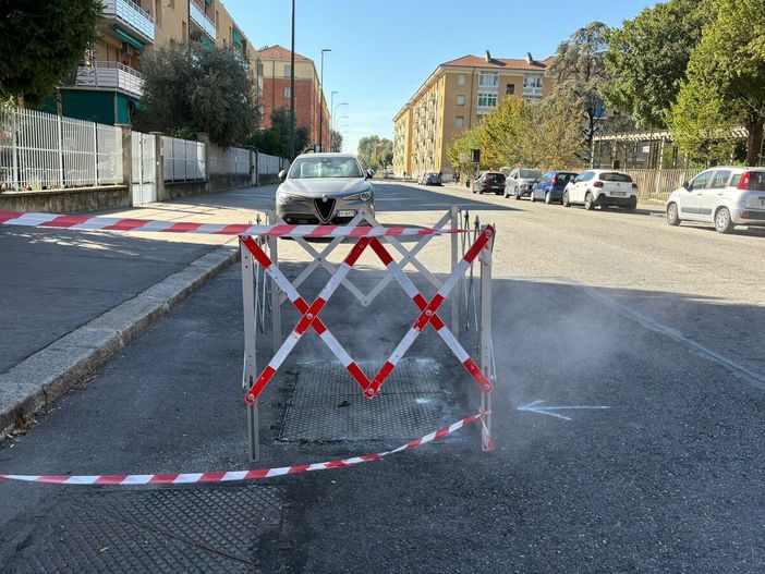 Lo strano fumo che esce dai tombini Lo strano fumo che esce dai tombini