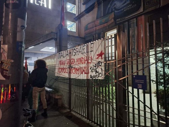 Presidio davanti alla Rai: "Meglio senza Mondiali che complici di criminali" Presidio davanti alla Rai: "Meglio senza Mondiali che complici di criminali"