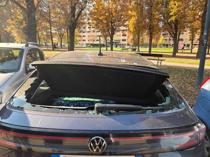 L'auto saccheggiata dai vandali