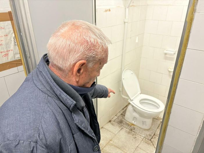 Rossi indica l'allagamento nei bagni del centro d'incontro Rossi indica l'allagamento nei bagni del centro d'incontro