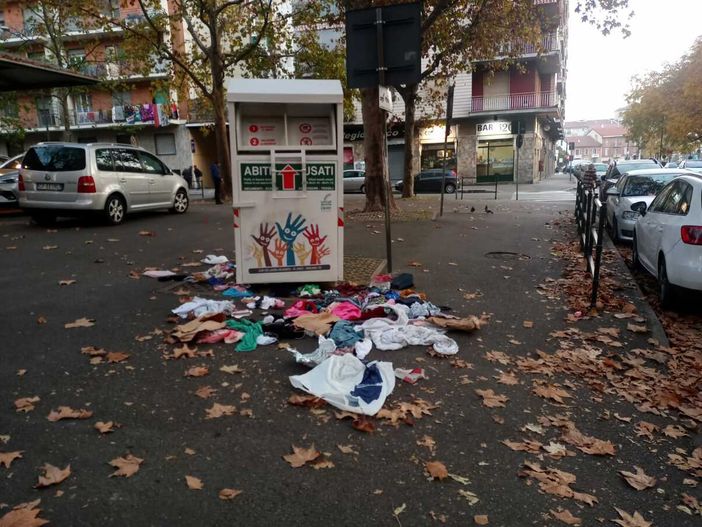 Degrado in piazza Sofia: "Contenitori abiti usati trasformato in discarica"
