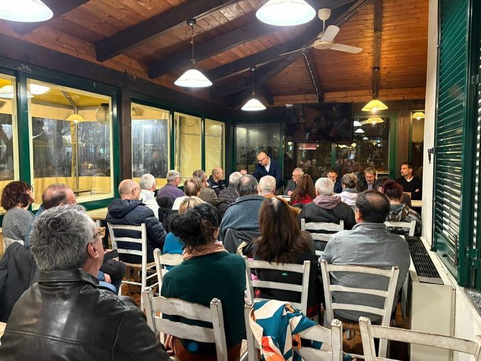 L'incontro tra i cittadini, il viceprefetto e la cooperativa Le Soleil in via Rocca de' Baldi