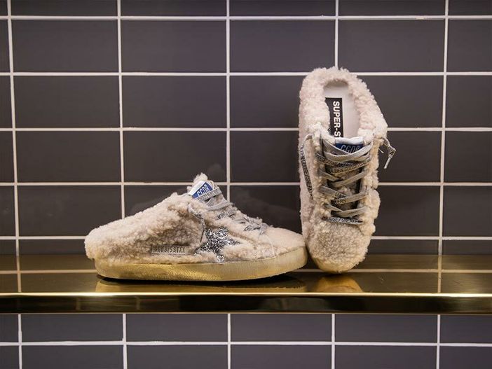 Le sneakers donna firmate non sono più una tendenza. Sono un codice estetico in continua evoluzione