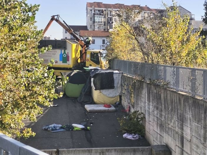 Parco Sempione, le ruspe abbattono le baracche della discordia