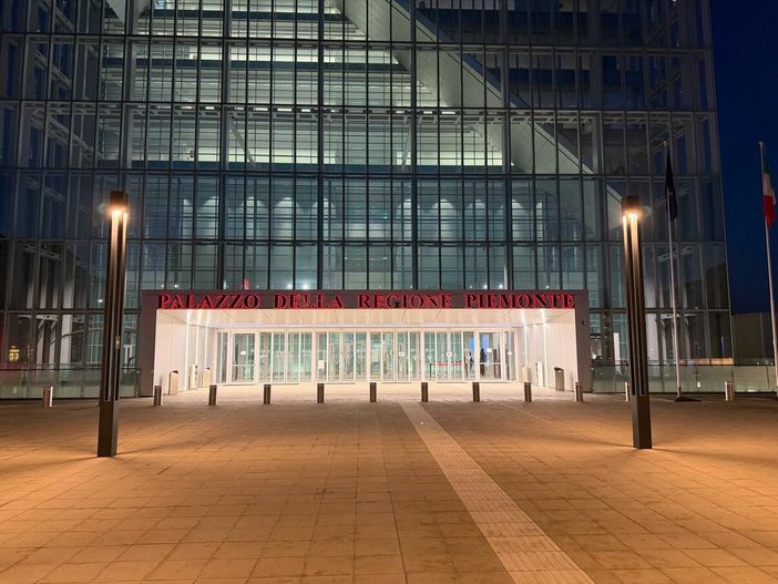 L’insegna del Grattacielo della Regione illuminata di arancione