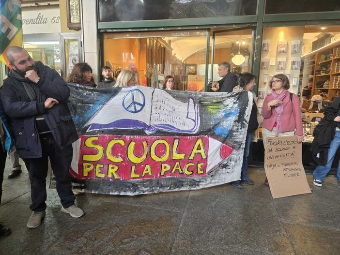 Docenti e studenti in presidio "contro la militarizzazione delle scuole"