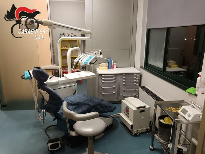 Dentista sorpreso al lavoro senza abilitazione