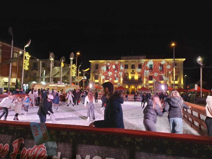 L'inaugurazione della pista di pattinaggio a Nichelino lo scorso 8 dicembre