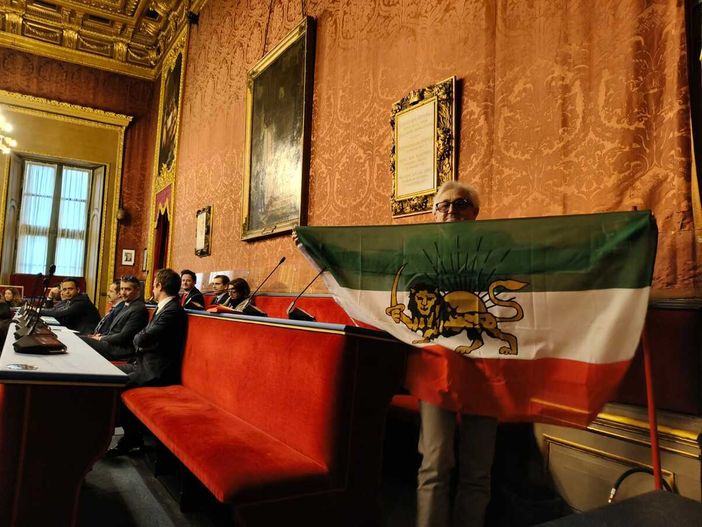 Silvio Viale sventola la bandiera dell'Iran durante il Consiglio comunale Silvio Viale sventola la bandiera dell'Iran durante il Consiglio comunale
