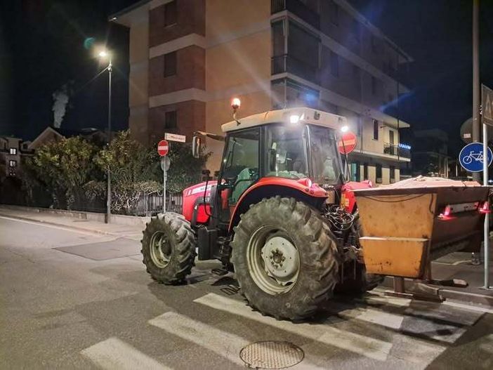 Beinasco, mezzi spargisale in azione per combattere i rischi del grande freddo