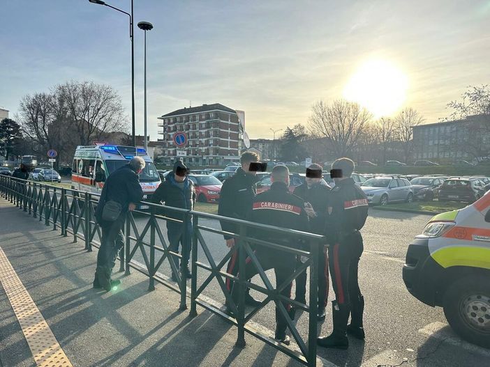 Si accascia alla fermata del bus: intervento salvavita al Lingotto