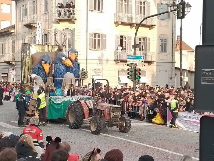 Un momento della sfilata dei carri in piazza Di Vittorio Un momento della sfilata dei carri in piazza Di Vittorio