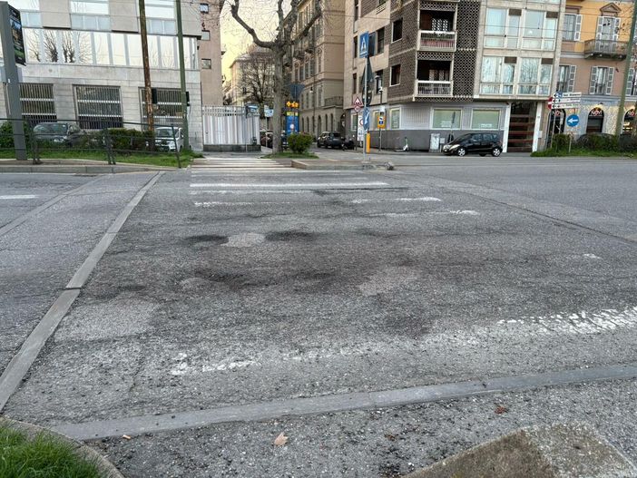 L'attraversamento problematico di corso Cairoli L'attraversamento problematico di corso Cairoli