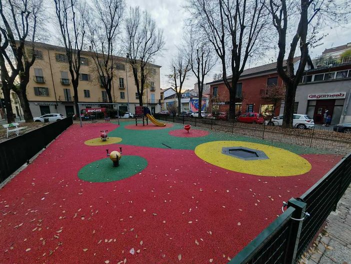 L'area giochi di piazza Moncenisio L'area giochi di piazza Moncenisio