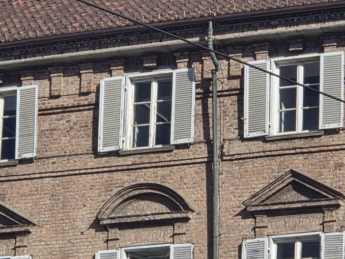 Il vento a 70 km/h spezza una grondaia sopra il Regio Il vento a 70 km/h spezza una grondaia sopra il Regio