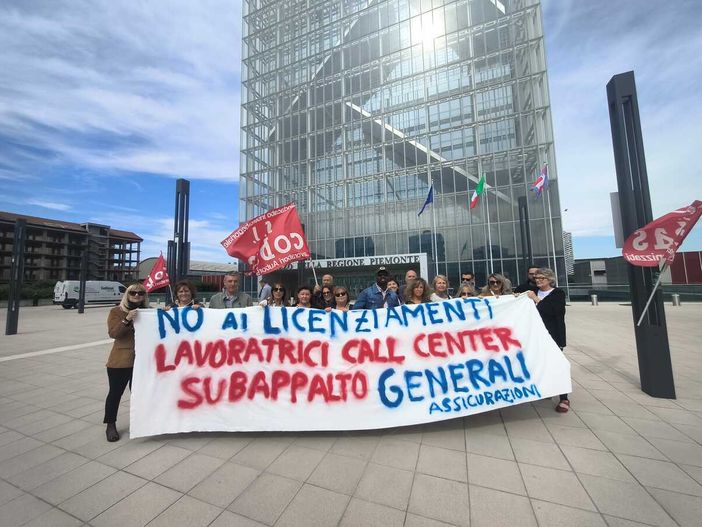 Protesta dei lavoratori davanti al Grattacielo della Regione
