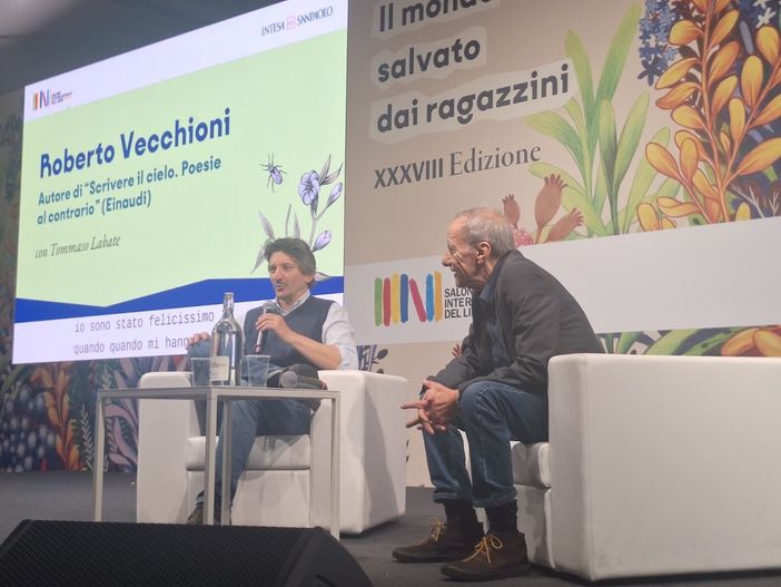 Vecchioni conquista il Salone: "La poesia resta un'arte sublime"