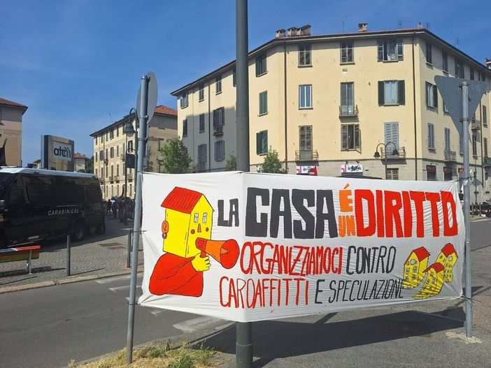 Case popolari, esplode la protesta davanti all'Atc: "Basta pagare al buio" Case popolari, esplode la protesta davanti all'Atc: "Basta pagare al buio"