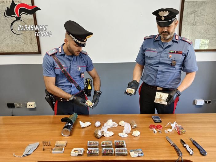 Nascosti in un appartamento droga e munizioni: nei guai 44enne di Venaria Nascosti in un appartamento droga e munizioni: nei guai 44enne di Venaria