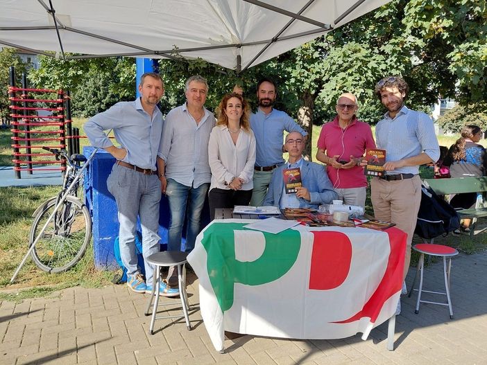 Sit-in del Pd ai giardini Madre Teresa, distribuiti questionari ai cittadini Sit-in del Pd ai giardini Madre Teresa, distribuiti questionari ai cittadini