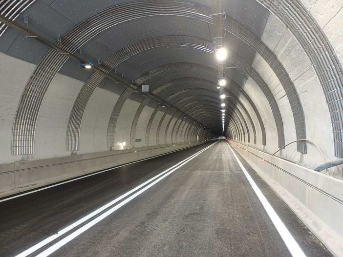 Riapre al traffico la galleria Monte Basso di Lanzo Riapre al traffico la galleria Monte Basso di Lanzo
