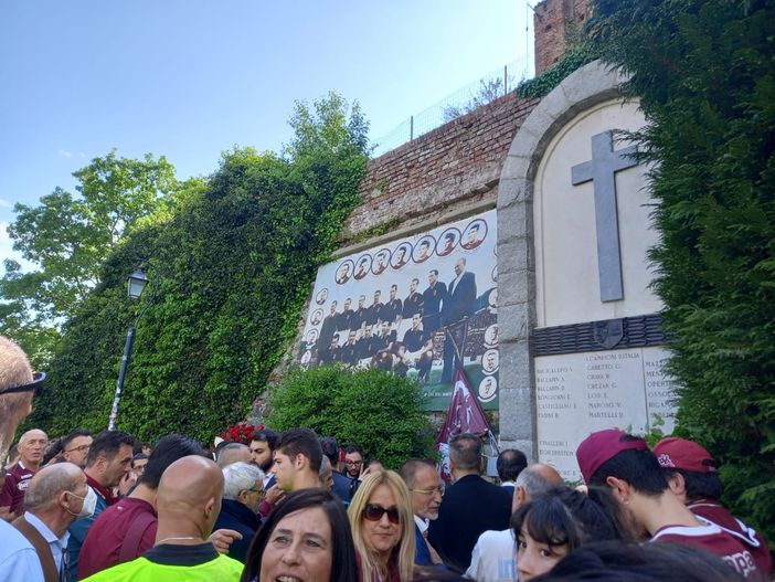 Tifosi granata a Superga in una delle ultime celebrazioni del 4 Maggio Tifosi granata a Superga in una delle ultime celebrazioni del 4 Maggio