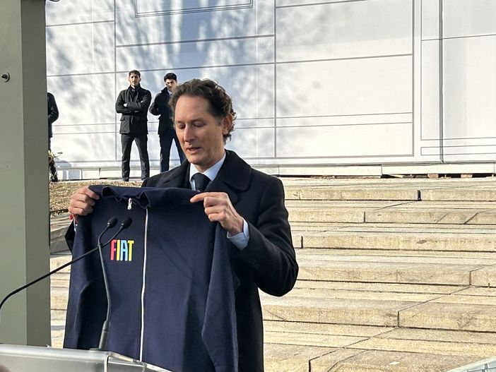 Mirafiori, inizia l’era 500 ibrida. Elkann: “Noi pronti all’elettrico, il mercato no. Torino resta centrale” [FOTO]