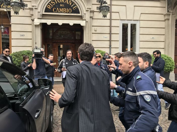 Juve-Ajax, pranzo UEFA al Cambio tra dirigenti: presente Andrea Agnelli (VIDEO) Juve-Ajax, pranzo UEFA al Cambio tra dirigenti: presente Andrea Agnelli (VIDEO)