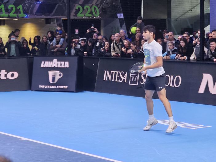 Alcaraz apre il terzo giorno di Atp Finals. E Zverev lancia la sfida a Sinner Alcaraz apre il terzo giorno di Atp Finals. E Zverev lancia la sfida a Sinner