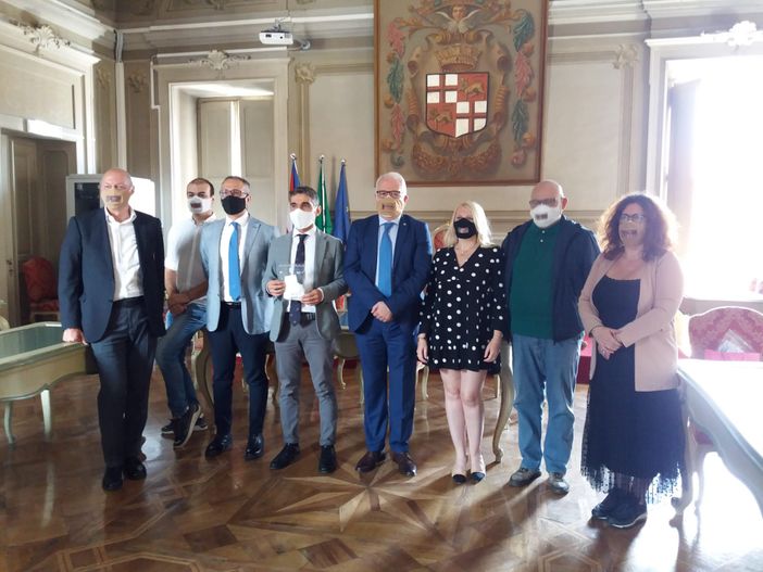 Aunde, dal Chierese una mascherina per le persone non udenti Aunde, dal Chierese una mascherina per le persone non udenti