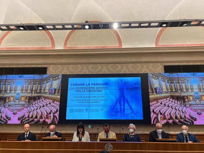 Relazione con il paziente, a Palazzo Madama presentato il volume "Curare la persona. La dimensione umana della medicina" Relazione con il paziente, a Palazzo Madama presentato il volume "Curare la persona. La dimensione umana della medicina"