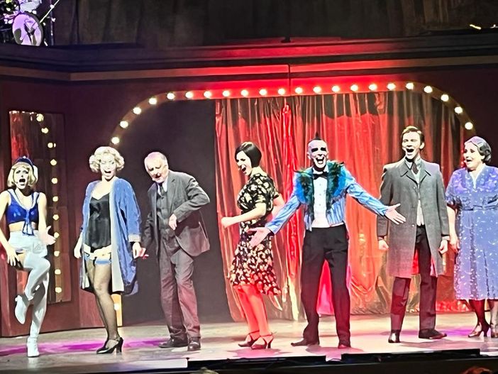 Brachetti, buona la "prima": 10 minuti di applausi per "Cabaret" al Teatro Alfieri Brachetti, buona la "prima": 10 minuti di applausi per "Cabaret" al Teatro Alfieri