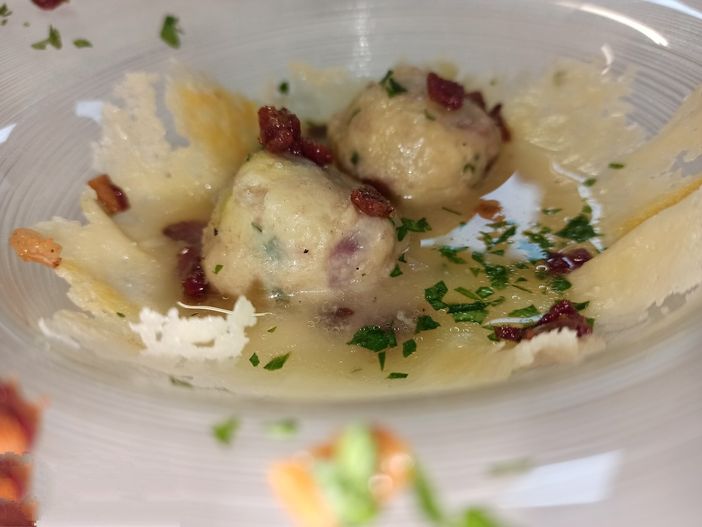 LA RICETTA - Canederli di speck in brodo vegetale