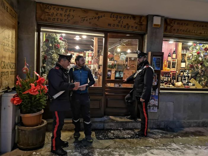 "Sono caduta in bagno", ma era il figlio che la picchiava da anni: arrestato "Sono caduta in bagno", ma era il figlio che la picchiava da anni: arrestato
